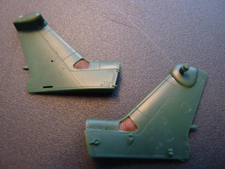 Vetracie mriežky som odbrúsil. Ako náhradu som použil jemné pletivo