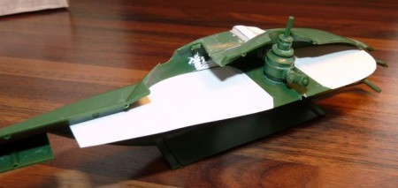 V stavebnici chýba okrem držiaka reduktoru akýkoľvek náznak stropu. Keďže som plánoval nechať dvere otvorené, doplnil som strop z plastovej doštičky.