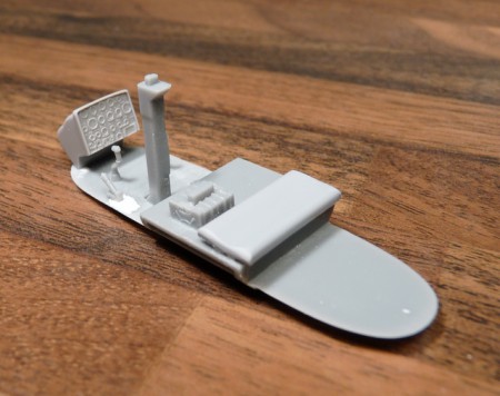 Vcelku presne spracovaný kokpit - posunutá páka kolektívu a doplnená prístrojová sekcia