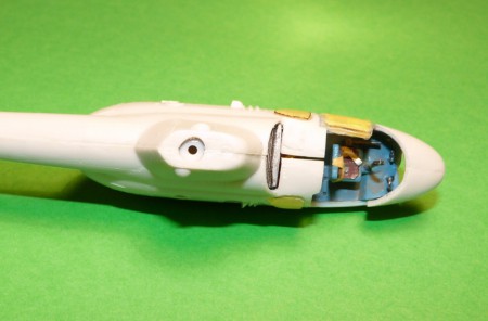 Špáru na strope som znútra prekryl novým stropom. Po uzavretí kabíny vidieť nie je. 