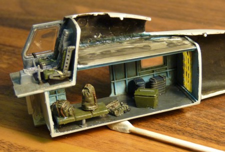 Hádam ho bude vidieť cez otvorené dvere a okienka