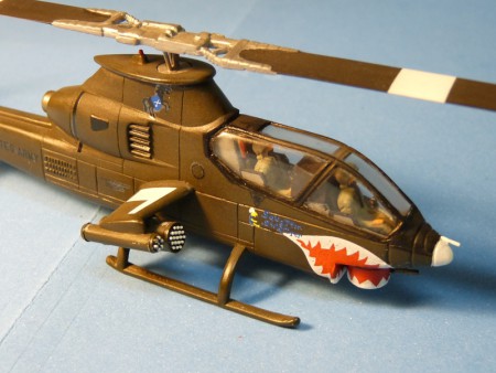 Prídavný pancier v kabíne doplnený z doštičiek, žraločia papuľa domaľovaná štetcom