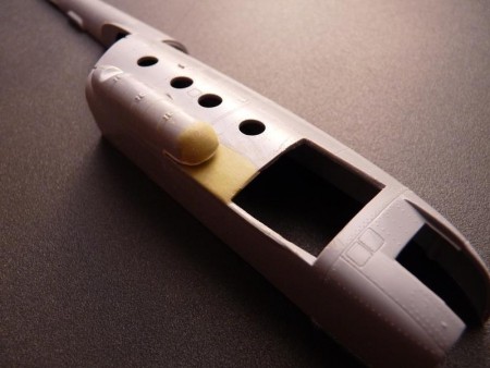 Vyrezaný otvor na pravé dvere. Nádrž skrátená a dorovnaná Miliputom.