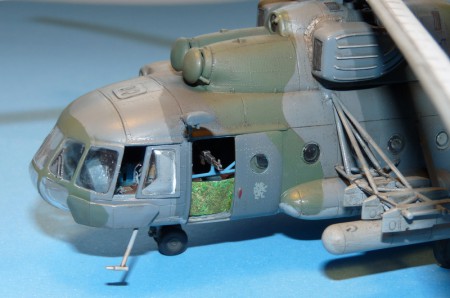 Doplnený interér, pancierovanie kabíny za odsuvnými oknami, držiak guľometov a tiež ochrana kevlarovými kobercami