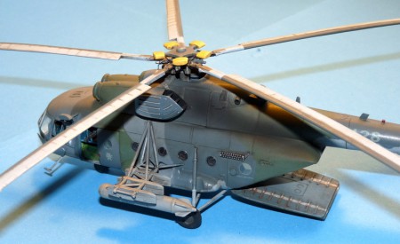 Chladiče výfukových plynov z Mi-24, doplnené o lem z fliníkovej fólie. Doplnené pancierovanie reduktora.