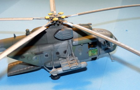 "Mokré" závesníky na prídavné nádrže a nové výmetnice klamných cieľov.