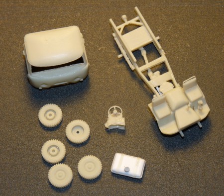 Pri brúsení mi niekam odskočila nádrž. Doteraz som ju nenašiel. Takže nová z plastu. A hádajte, koľkorát som lepil prstenec volantu...