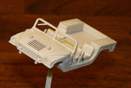 Revell pasoval vcelku dobre. Reflektory sú odvŕtané, neskôr zasklené Testors, Oká na kapote odbrúsené a nahradené drôtom