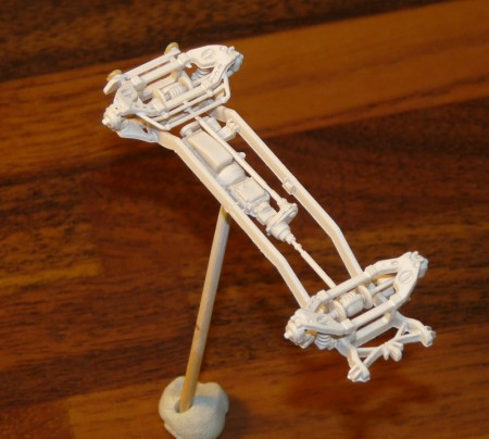 Podvozok v pohode, po nafarbení doplnená ešte nádrž a výfuk