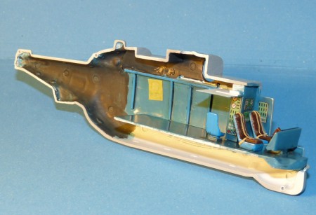 Vidieť doplnený strop kabíny. Odvŕtané vetracie otvory sú zakryté, aby nebolo vidieť skrz vrtuľník.