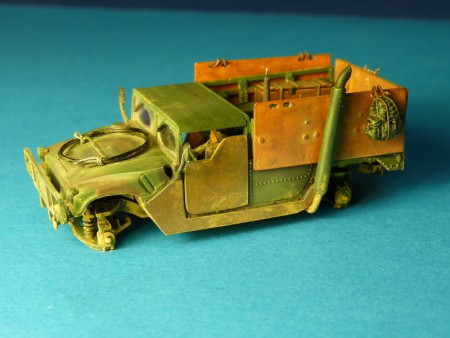 Výfuk vytiahnutý nad korbu