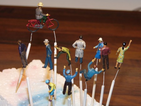 Dievča v kvetovaných šatách je pôvodne sestrička nemeckého poľného lazaretu v uniforme...