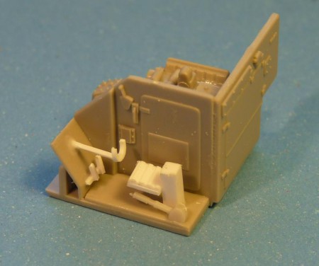 Do priestoru vodiča doplnená aspoň imitácia interiéru z plastových profilov