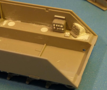 Zatmelené stopy vyhadzovačov a doplnené "prístroje" u vodiča