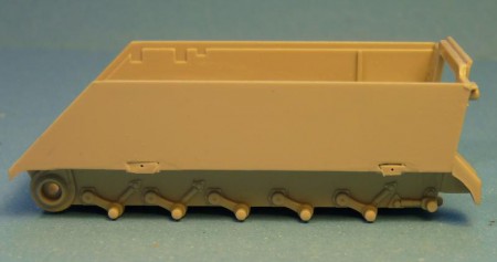 Pôvodné blatníky som sa nakoniec rozhodol ponechať, len som ich upravil pre možnosť montáže až po nafarbení podvozka