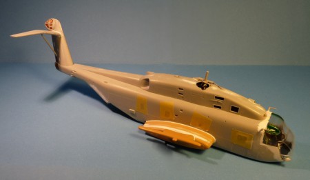 Doplnené nádrže odrezané zo stavebnice HH-53C