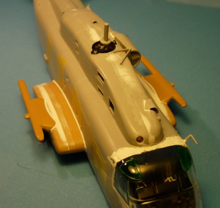 Rozsiahle tmelenie na prechode trupu a krytu pilotnej kabíny a tiež nádrží