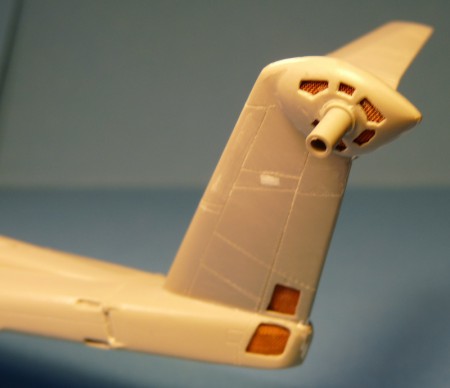 Plast je zo zadnej strany samozrejme stenčený