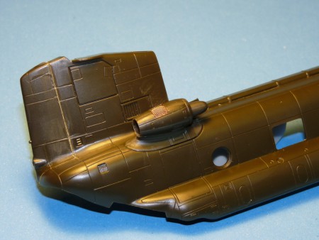 Mriežky na motorových gondolách vyfrézované a nahradené sieťkou