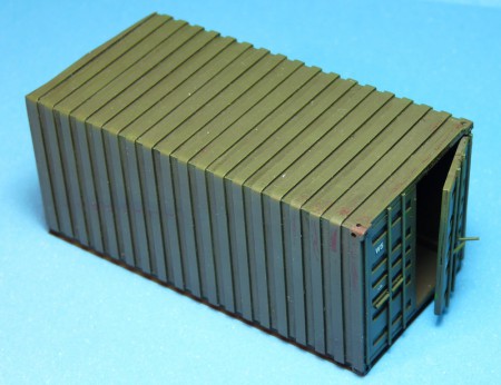 Samo-domo kontajner z plastových doštičiek