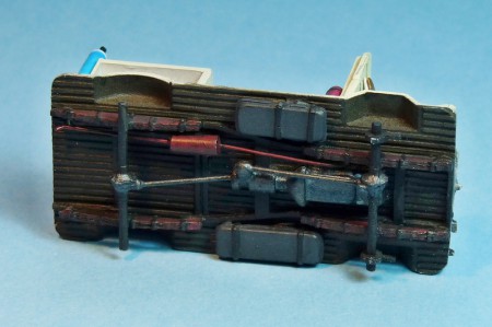 Podvozok je vcelku jednoduchý, v DIO i tak vidieť nebude. Kardany z guľatiny, výfuková trubka z drôtu.