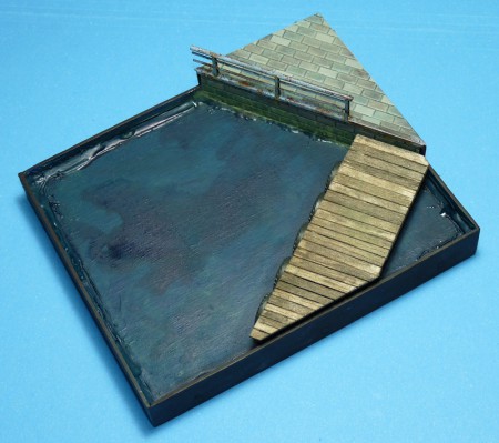 Prvotné rozvrhnutie. Mólo z balzových doštičiek. To utesnenie okrajov nebol najšťastnejší nápad. 